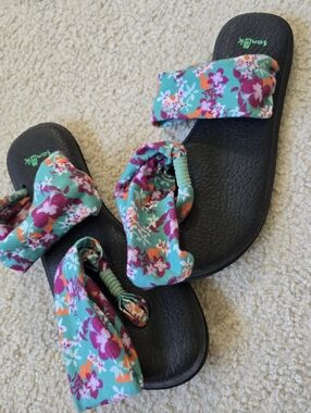 Sanuk Yoga Sling Black Floral Print Sandals Womens Size 7 Yoga Mat Shoes